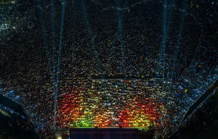 ফ্রেমেবন্দি কোনো এক কনসার্টের ঝলক।